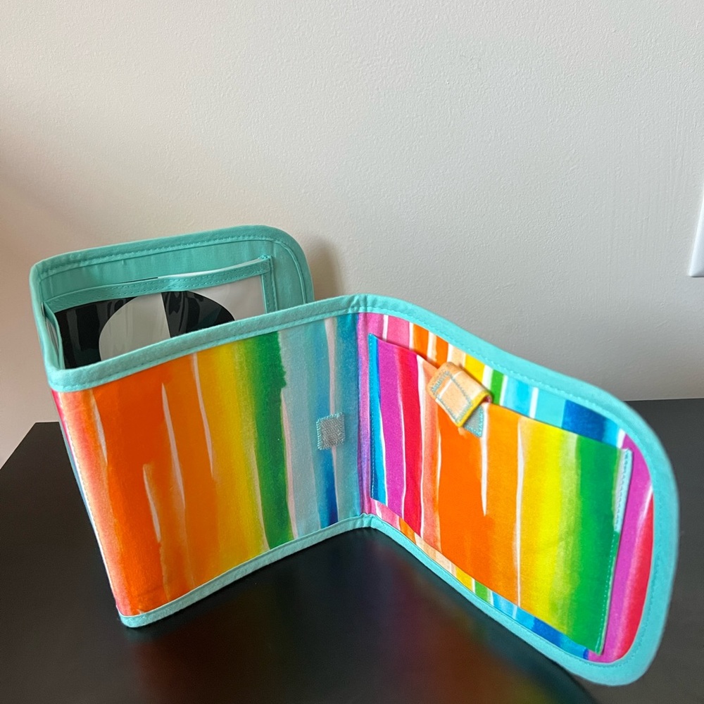 Standing card holder lovevery